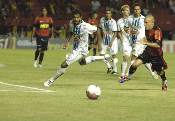Com três gols, Marcelinho salva o Sport e garante virada sobre o Porto - Bernardo Dantas/DP/D.A Press
