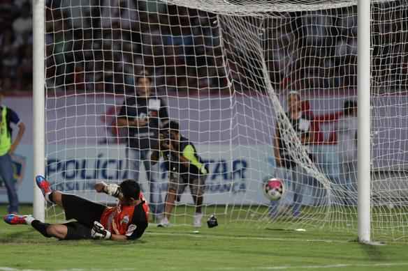 Santa Cruz bate Luverdense com dois gols de Dênis Marques - 