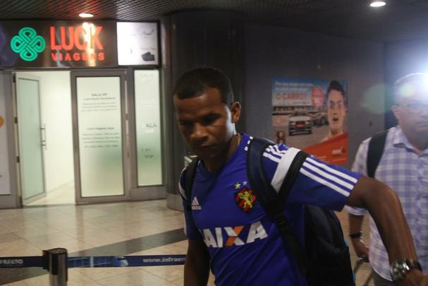 Sob o olhar de poucos torcedores, os jogadores do Sport chegaram cabisbaixos ao Aeroporto dos Guararapes após a eliminação nas semifinais do Nordestão 2015.