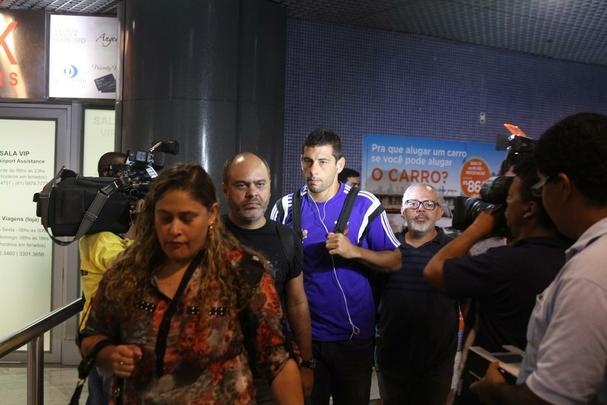 Sob o olhar de poucos torcedores, os jogadores do Sport chegaram cabisbaixos ao Aeroporto dos Guararapes após a eliminação nas semifinais do Nordestão 2015.