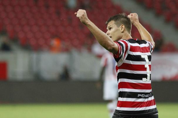 Alemão - Escapou do estigma de vilão do jogo da ida - cometeu o pênalti desperdiçado pelo Salgueiro. Costuma ajudar o ataque nas bolas paradas e é o vice-artilheiro do Santa Cruz com três gols.