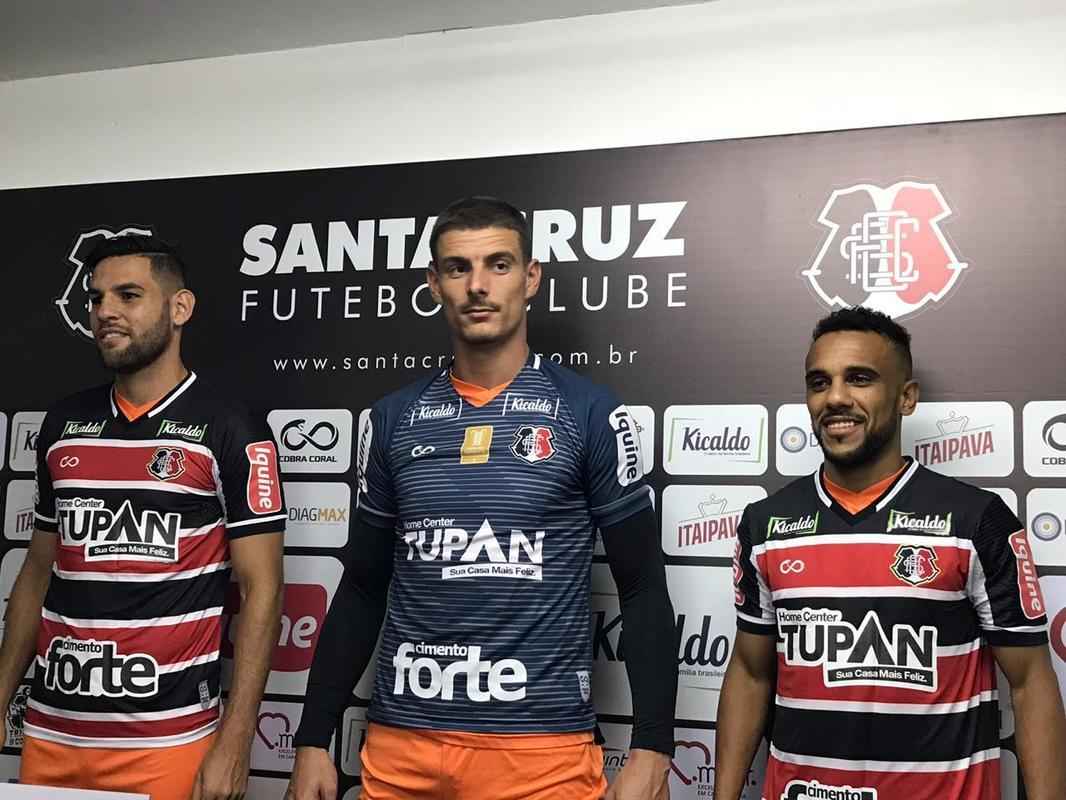 Fotos Santa Cruz apresenta três reforços um dia após eliminação no