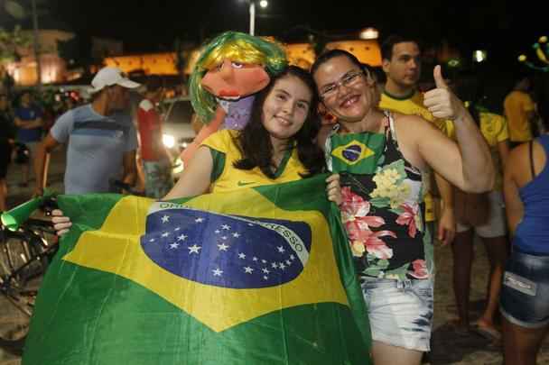 Seleção Brasileira entra pelos fundos e frustra torcedores que aguardavam a chegada da delegação em frente a entrada principal do Marina Park Hotel, em Fortaleza, Ceará.