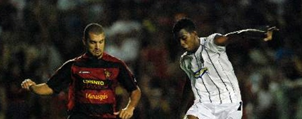Em 2008, Moacir enfrentou o Sport na Ilha pelo Central e depois foi contratado pelo Rubro-negro (Ricardo Fernandes/DP/D.A. Press)