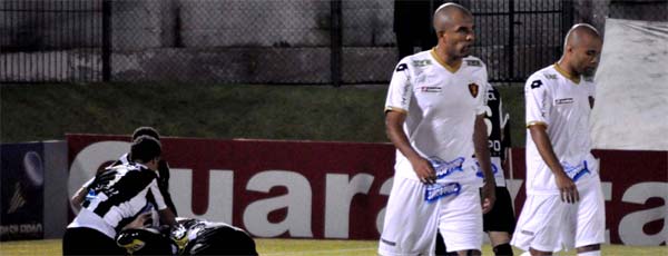 Jogadores do ABC comemoram gol enquanto Gabriel e Pedra lamentam no Frasqueirão (FRANKIE MARCONE/FUTURA PRESS)