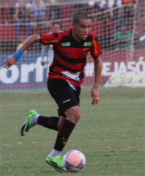 Azevedo marcou o gol da vitória leonina sobre o Figueirense, na Ilha do Retiro (Edvaldo Rodrigues/DP/D.A Press)