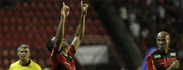 Ailton comemora gol do Sport após acertar belo chute de fora da área no segundo tempo (Ricardo Fernandes/DP/D.A Press)