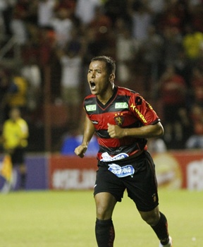 Marcos Aurélio faz dois gols (Ricardo Fernandes/DP/D.A Press) Marcos Aurélio faz dois gols (Ricardo Fernandes/DP/D.A Press)