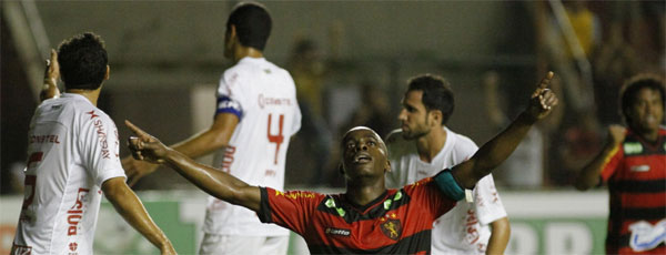 Toby marcou o primeiro gol da vitória do Sport ainda no primeiro tempo da partida (Ricardo Fernandes/DP/D.A Press)
