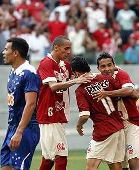 Alvirrubros comemoram gol, mas festejos acabaram sendo em vão (Ricardo Fernandes/DP/D.A Press)