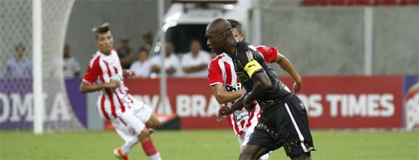Meia holandês Seedorf comandou a vitória e ainda marcou um gol na partida (Ricardo Fernandes/DP/D.A Press) Meia holandês Seedorf comandou a vitória e ainda marcou um gol na partida (Ricardo Fernandes/DP/D.A Press)