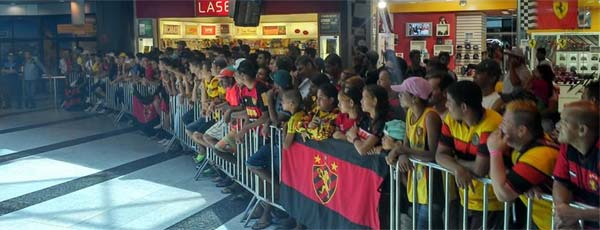 Saguão do Aeroporto dos Guararapes lotado de torcedores na manhã desta quinta (Brenno Costa/DP/D.A Press)