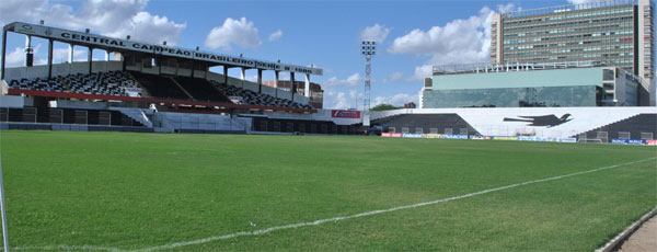 Jogadores do Santa se preocupam com a condição do gramado no estádio de Caruaru (Brenno Costa/DP/D.A Press)