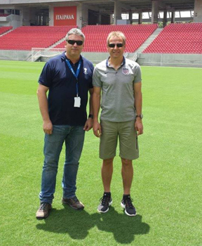 Ao lado de Kleber Medeiros (gerente geral do Recife no Comitê Organizador Local Fifa), Klismann (D) visitou o CT alvirrubro e a Arena Pernambuco. (Divulgação)