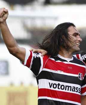 Léo Gamalho anotou seus dois primeiros gols com a camisa coral (Ricardo Fernandes/DP/D.A Press)