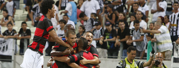 Jogadores abraçam Neto Baiano e comemoram gol de empate no Castelão (Foto: Fco Fontenele / O Povo /Folhapress)