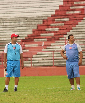 Sidney esteve nos Aflitos como técnico pela primeira vez, ao lado do auxiliar Kuki (Celso Ishigami/DP/DA Press) Sidney esteve nos Aflitos como técnico pela primeira vez, ao lado do auxiliar Kuki (Celso Ishigami/DP/DA Press)