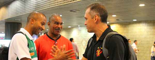 Willians, ex-jogador do Sport, cumprimentou o técnico Eduardo Baptista ao chegar no Recife (Paulo Paiva/DP/D.A Press) Willians, ex-jogador do Sport, cumprimentou o técnico Eduardo Baptista ao chegar no Recife (Paulo Paiva/DP/D.A Press)