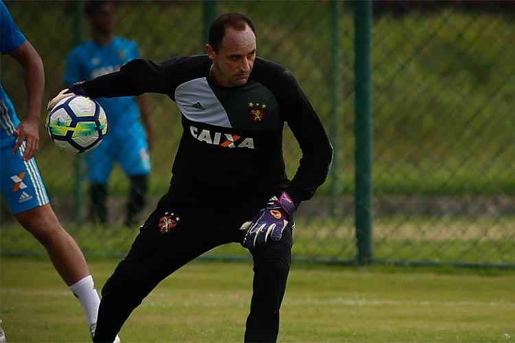 Goleiro Mais Velho Da S Rie A Magr O Exalta Recorde De Colega De