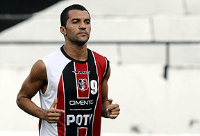 Thiago Cunha está suspenso por dois jogos ainda por expulsão na Série D (Ricardo Fernandes/DP/D.A Press)