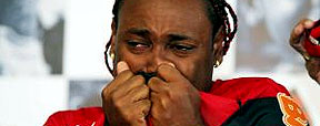 Com emo��o e confus�o, Vagner Love � oficialmente apresentado na G�vea (Site oficial Flamengo/Divulga��o)