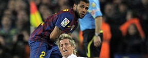 Porta-voz de Mourinho chama Daniel Alves de "burro de orelhas pequenas" (AFP PHOTO / LLUIS GENE)