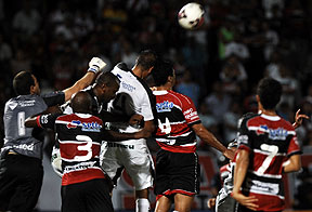 Santa não sai do 0 a 0 com o Central e torcida chama técnico de "burro"