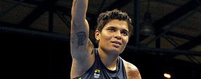 Adriana Ara�jo � primeira brasileira do boxe a classificar para Londres (AFP Photo)