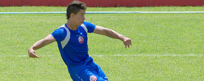 Silo� sente mais dores no tornozelo e dificilmente jogar� contra o Cruzeiro (Julio Jacobina/DP/D.A Press)