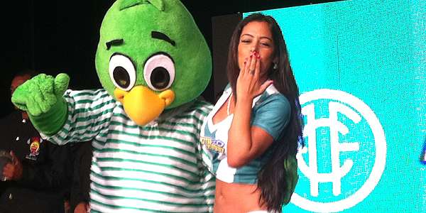 Larissa Riquelme apresenta novo uniforme do América (Rodolfo Boubon/DP/DA PRESS)