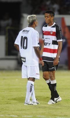 Rubro-negros venceram o cl�ssico por 3 a 1, no Arruda Cr�dito: Ricardo Fernandes/DP/D.A Press e Helder Tavares/DP/D.A Press