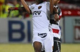 Rubro-negros venceram o cl�ssico por 3 a 1, no Arruda Cr�dito: Ricardo Fernandes/DP/D.A Press e Helder Tavares/DP/D.A Press