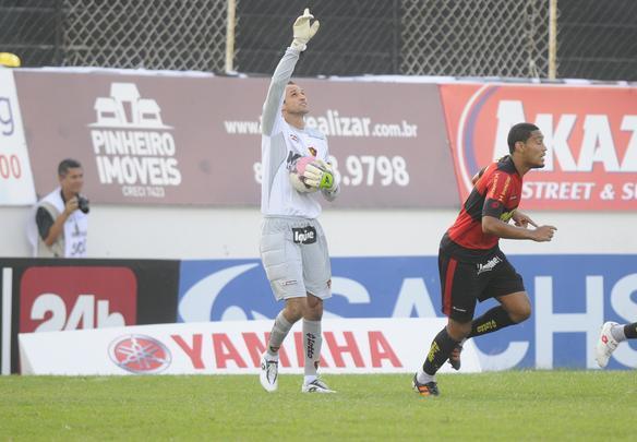 Alvinegros e rubro-negros empataram no Lacerdo, em Caruaru. Fotos: Helder Tavares/DP/D.A Press