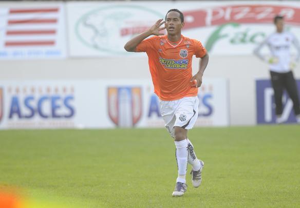 Alvinegros e rubro-negros empataram no Lacerdo, em Caruaru. Fotos: Helder Tavares/DP/D.A Press