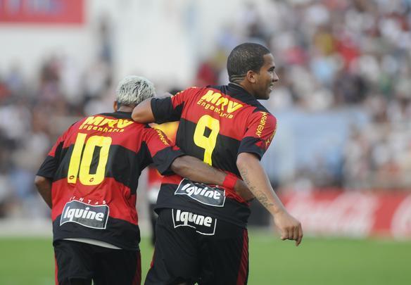 Alvinegros e rubro-negros empataram no Lacerdo, em Caruaru. Fotos: Helder Tavares/DP/D.A Press