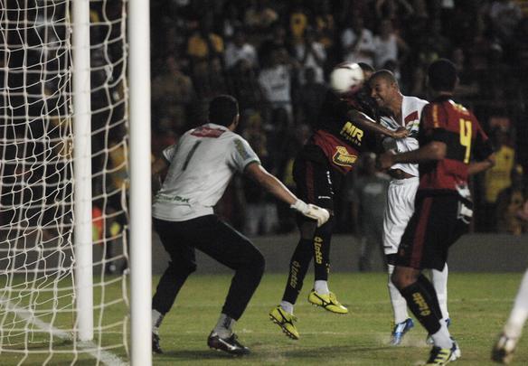 
Sport fica em um empate sem gols com o Salgueiro, mas segue lder o Pernambucano Crdito: Edvaldo Rodrigues/DP/D.A Press
