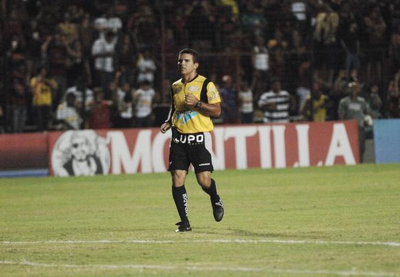 
Sport fica em um empate sem gols com o Salgueiro, mas segue lder o Pernambucano Crdito: Edvaldo Rodrigues/DP/D.A Press
