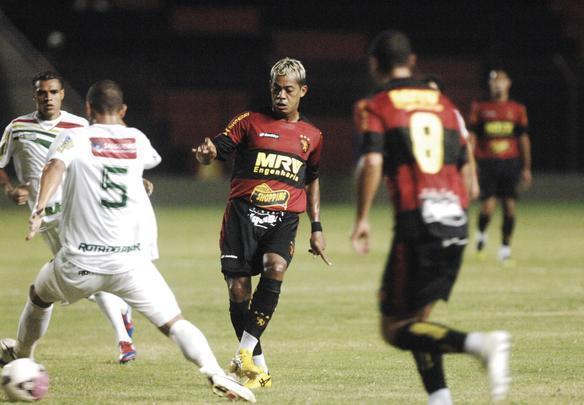 
Sport fica em um empate sem gols com o Salgueiro, mas segue lder o Pernambucano Crdito: Edvaldo Rodrigues/DP/D.A Press
