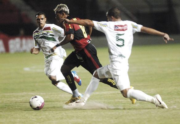 
Sport fica em um empate sem gols com o Salgueiro, mas segue lder o Pernambucano Crdito: Edvaldo Rodrigues/DP/D.A Press
