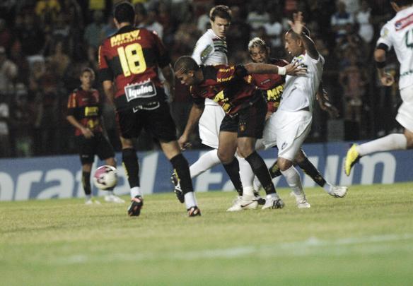 
Sport fica em um empate sem gols com o Salgueiro, mas segue lder o Pernambucano Crdito: Edvaldo Rodrigues/DP/D.A Press
