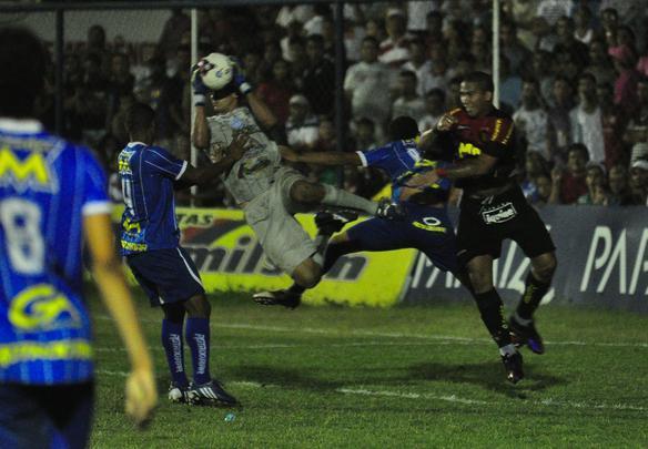 M�quina de Costura n�o segura o Le�o, que se garantiu nas semi-finais do PE2012