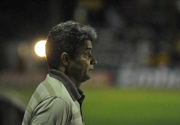 M�quina de Costura n�o segura o Le�o, que se garantiu nas semi-finais do PE2012