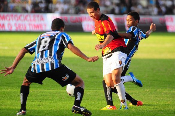 Com jogadores reservas, Sport vence o Porto no Lacerdo por 3 a 1 e segue na liderana