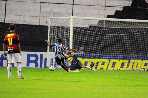 Com jogadores reservas, Sport vence o Porto no Lacerdo por 3 a 1 e segue na liderana