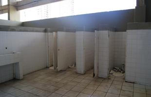 Torcida do Santa Cruz quebra banheiro da Ilha do Retiro e arremessa vaso sanitrio