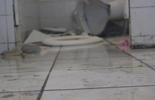 Torcida do Santa Cruz quebra banheiro da Ilha do Retiro e arremessa vaso sanitrio