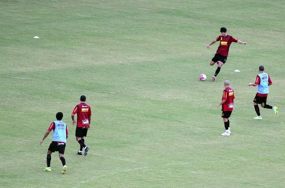 O t�cnico Mazola bem que tentou, mas a equipe do Superesportes furou o treino secreto do Le�o na Ilha