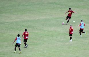 O t�cnico Mazola bem que tentou, mas a equipe do Superesportes furou o treino secreto do Le�o na Ilha