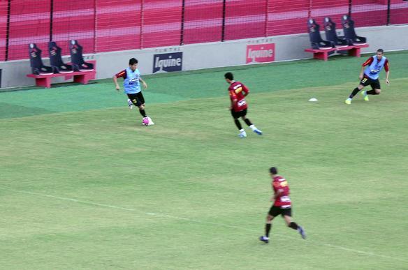 O t�cnico Mazola bem que tentou, mas a equipe do Superesportes furou o treino secreto do Le�o na Ilha