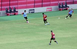 O t�cnico Mazola bem que tentou, mas a equipe do Superesportes furou o treino secreto do Le�o na Ilha